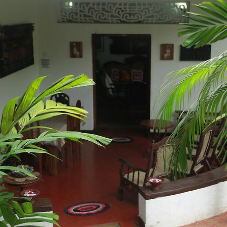 Traditional Kandyan House Стая снимка