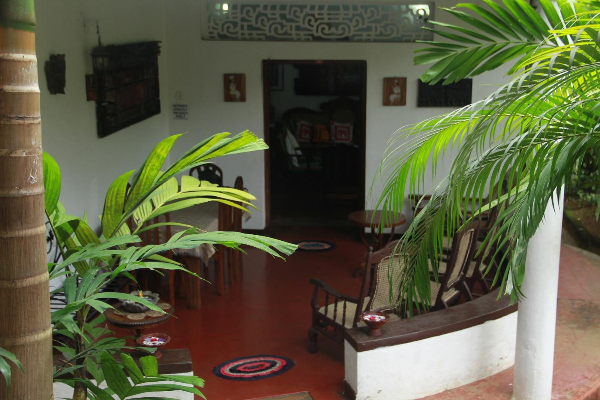 Traditional Kandyan House Стая снимка