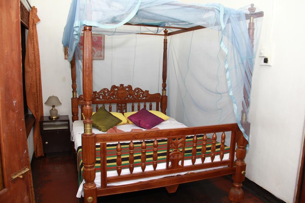 Traditional Kandyan House Стая снимка