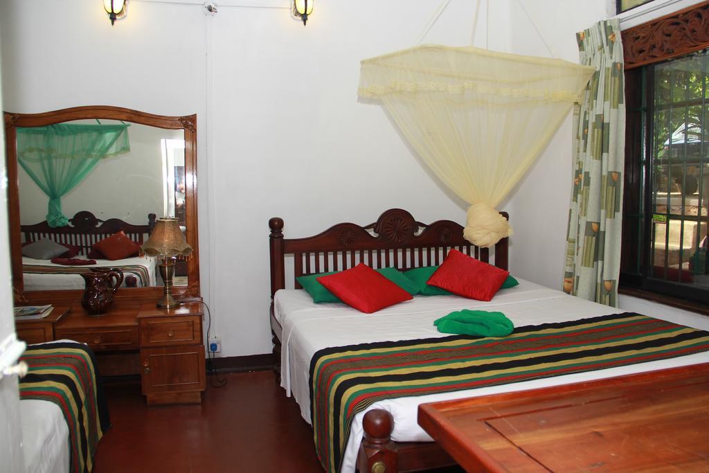 Traditional Kandyan House Стая снимка